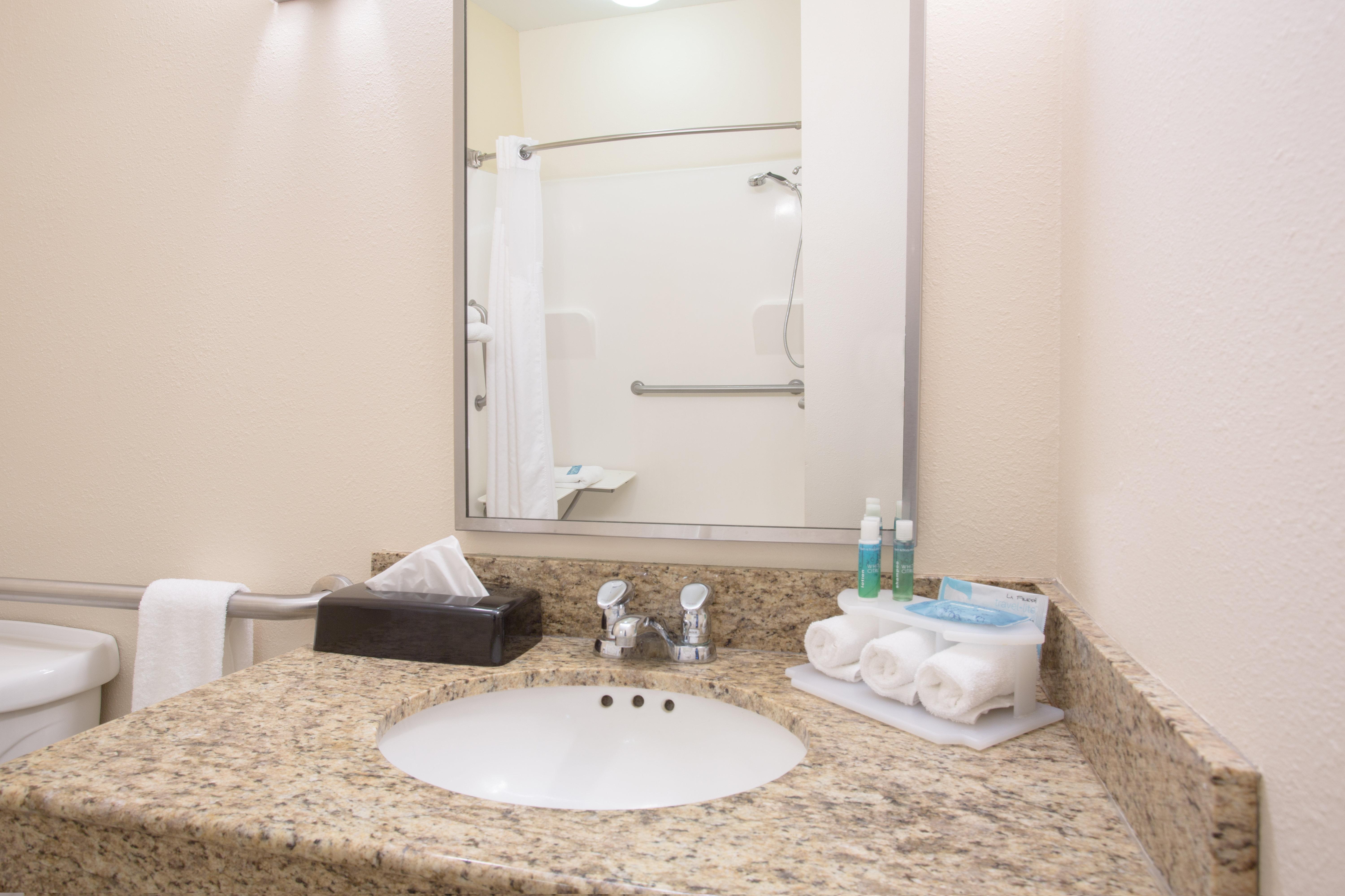 Holiday Inn Express Hotel & Suites Concordia Us 81 By Ihg Exterior foto