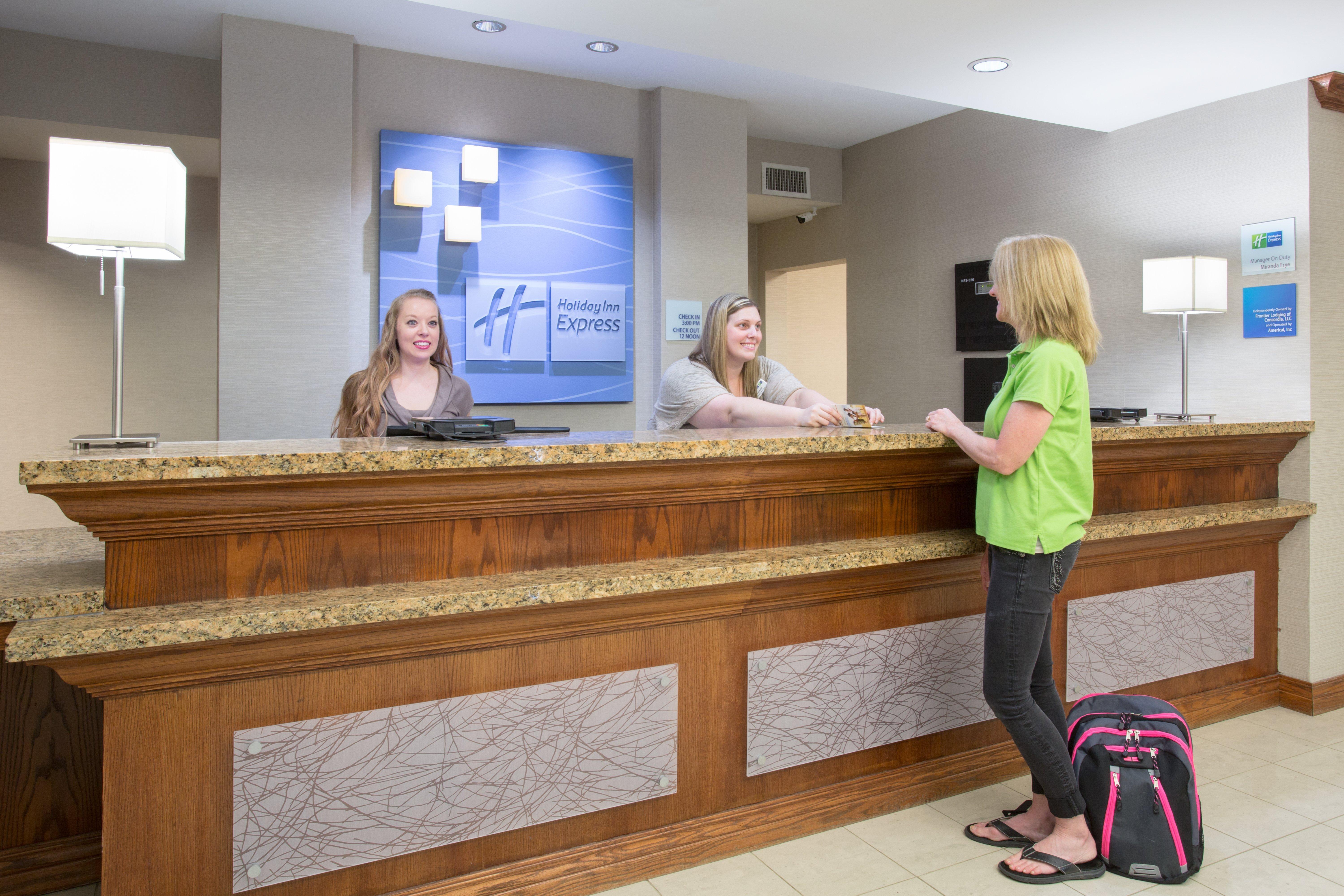 Holiday Inn Express Hotel & Suites Concordia Us 81 By Ihg Exterior foto
