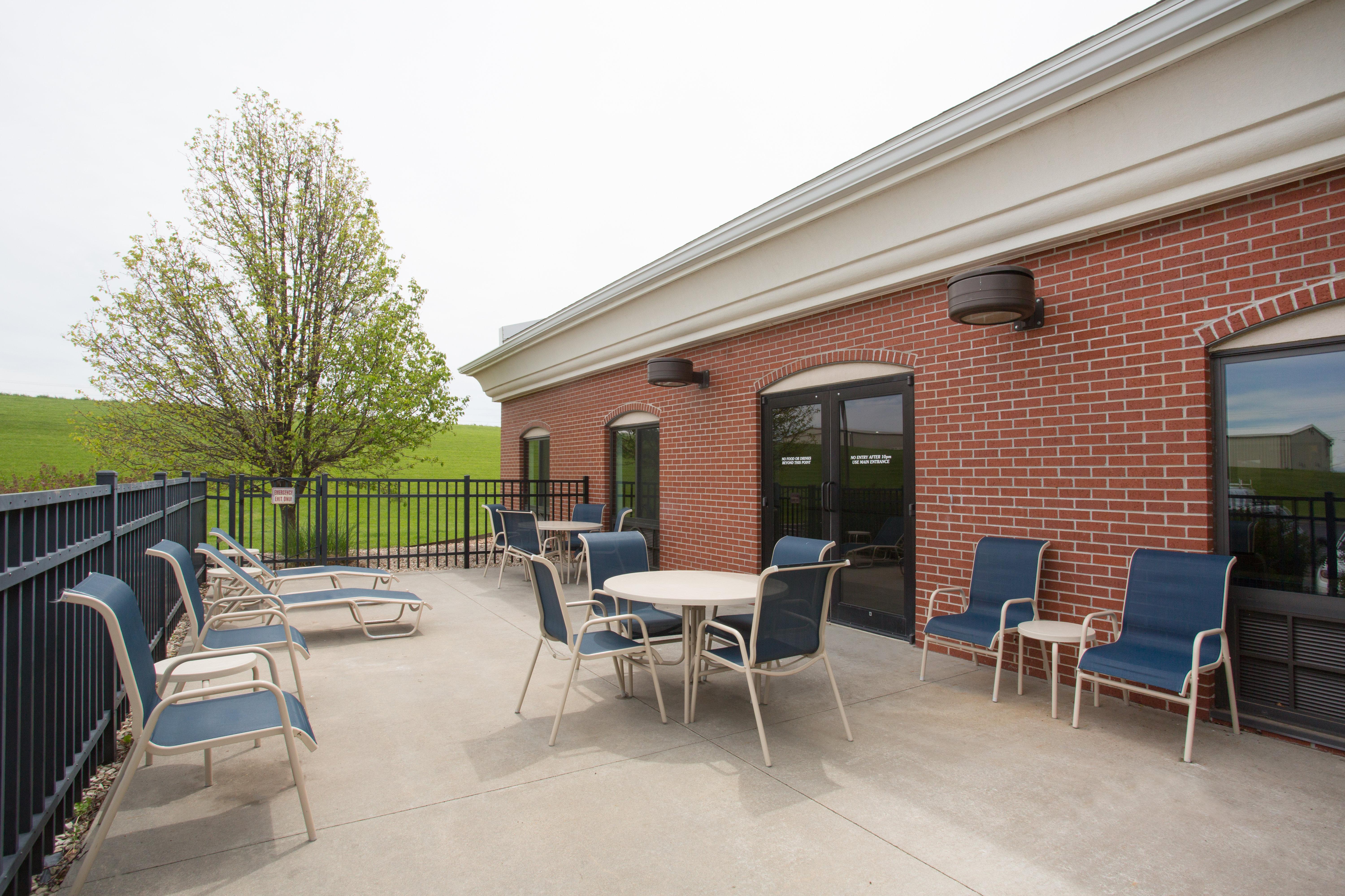 Holiday Inn Express Hotel & Suites Concordia Us 81 By Ihg Exterior foto