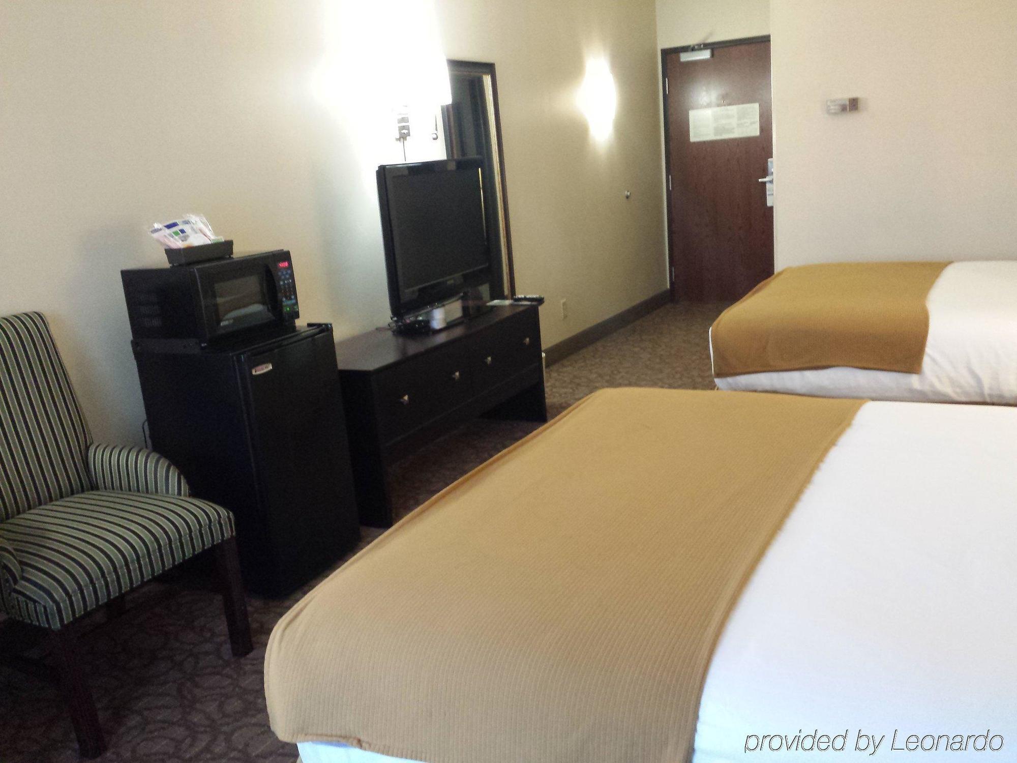 Holiday Inn Express Hotel & Suites Concordia Us 81 By Ihg Exterior foto