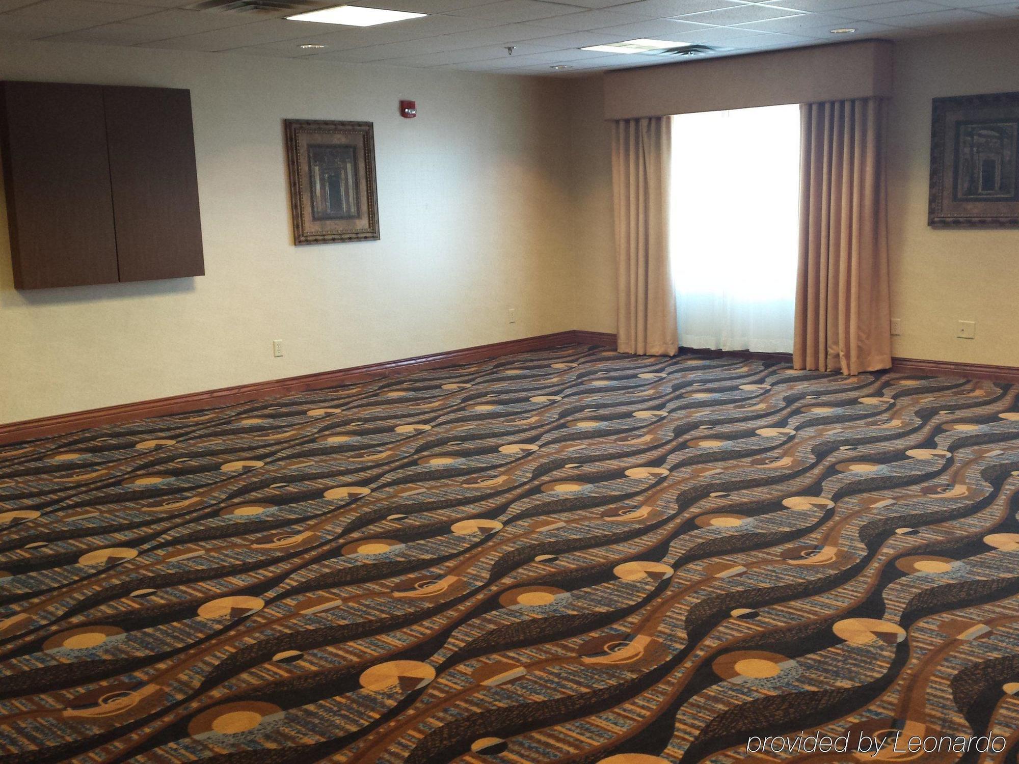 Holiday Inn Express Hotel & Suites Concordia Us 81 By Ihg Exterior foto