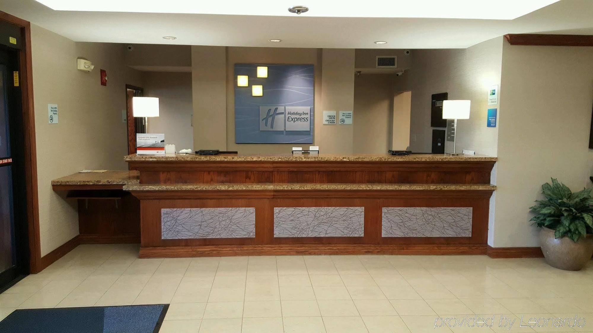 Holiday Inn Express Hotel & Suites Concordia Us 81 By Ihg Exterior foto