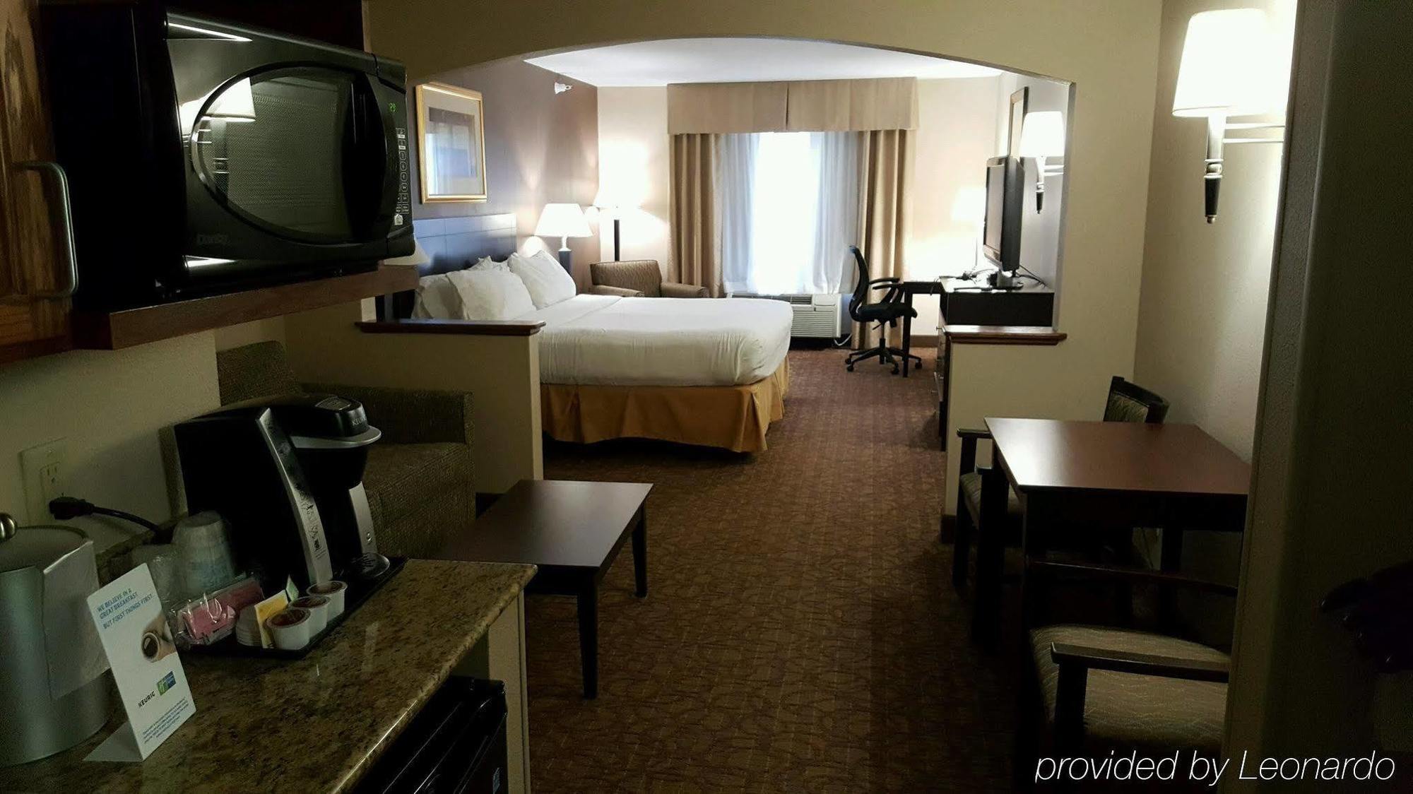 Holiday Inn Express Hotel & Suites Concordia Us 81 By Ihg Exterior foto